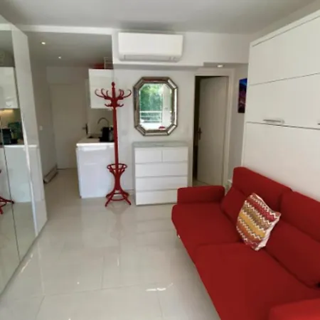 Beautiful With Shared Pool Apartment *